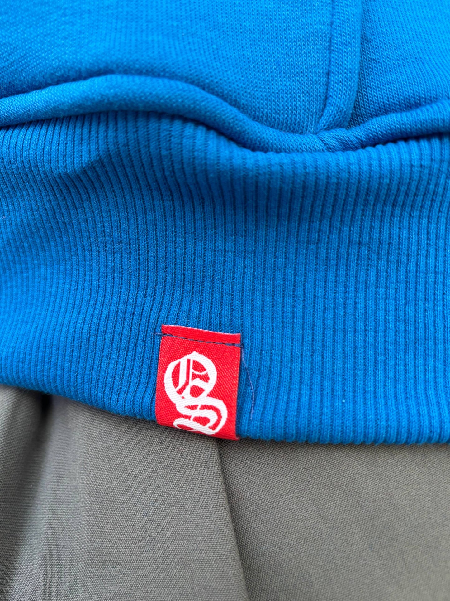 Mėlynas didelis paprastas džemperis su gobtuvu