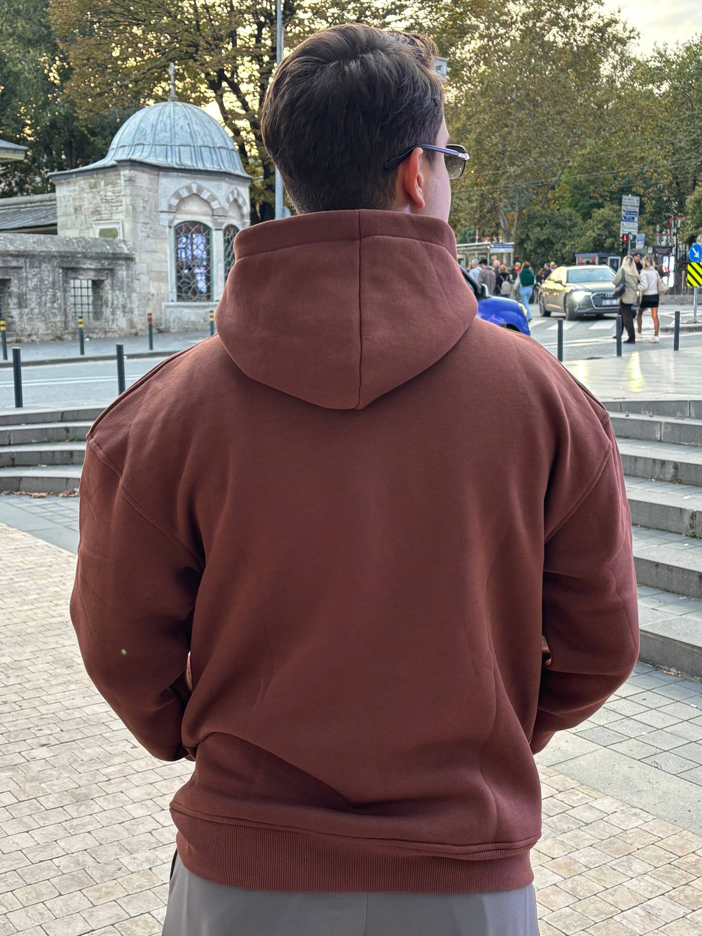 Rudas didelis paprastas džemperis su gobtuvu