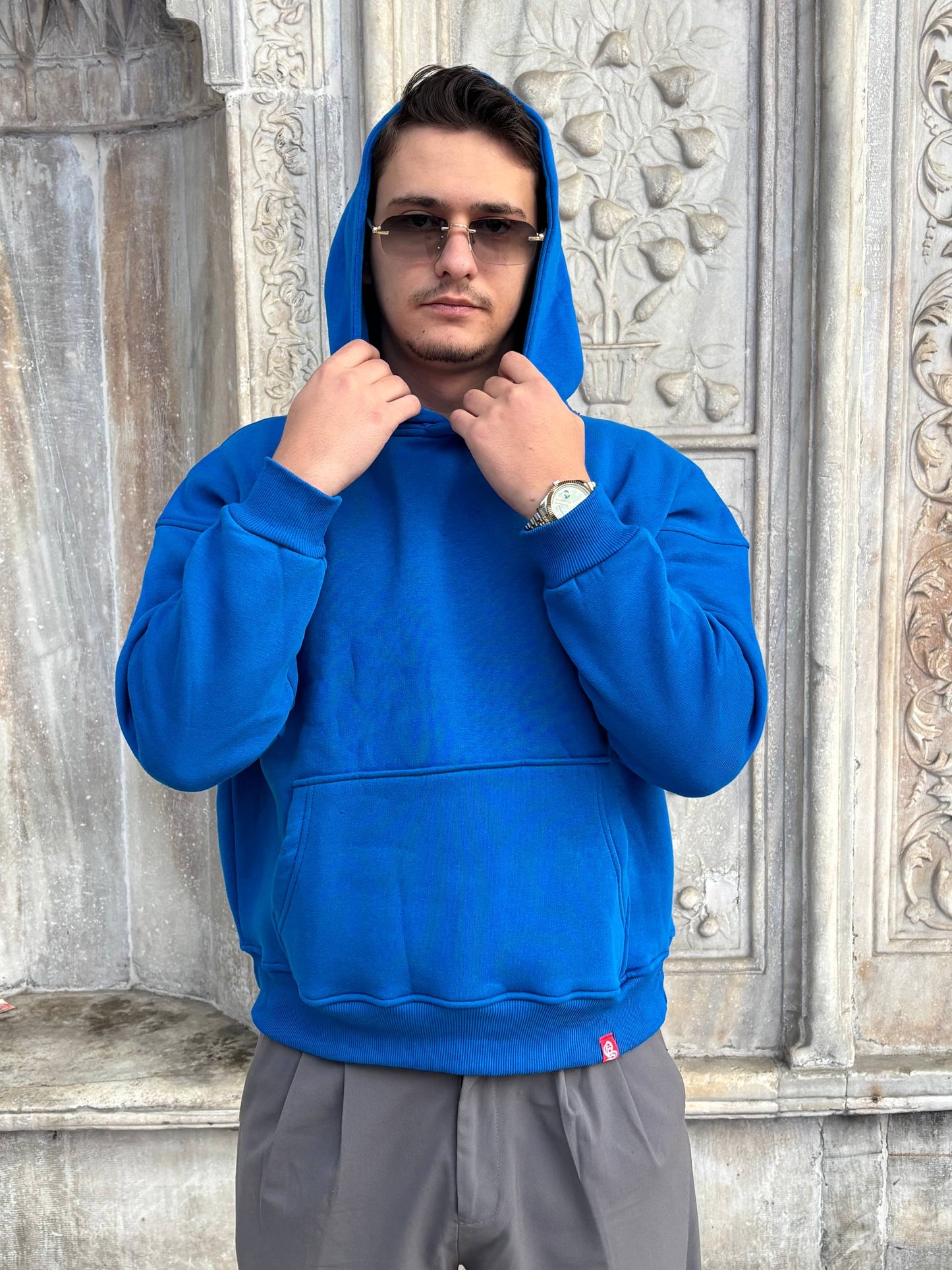 Mėlynas didelis paprastas džemperis su gobtuvu