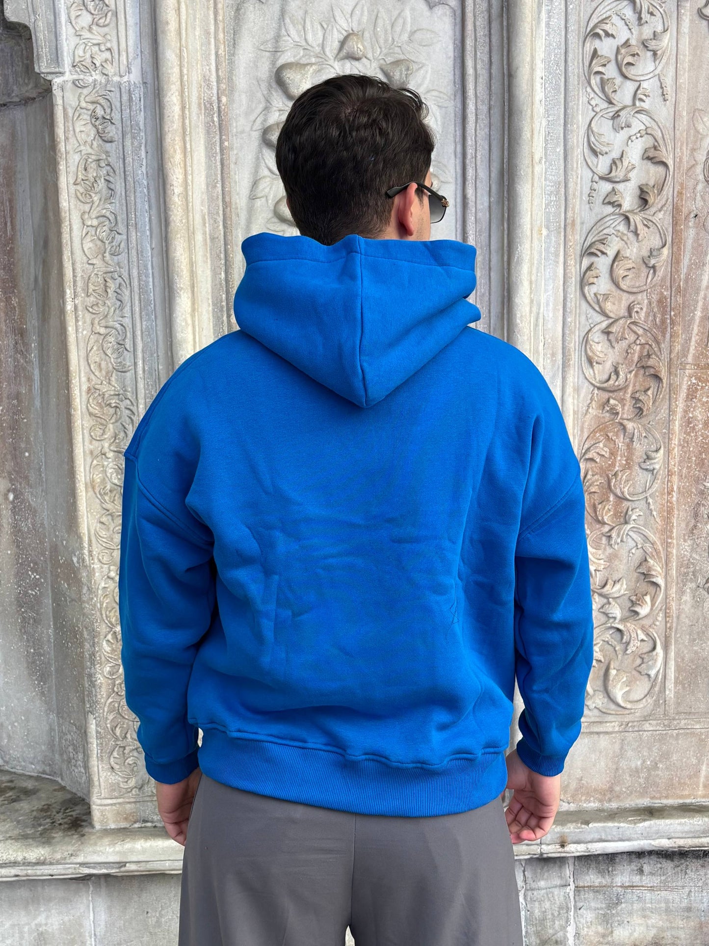 Mėlynas didelis paprastas džemperis su gobtuvu