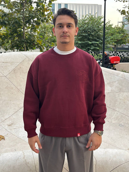 Burgundiško vyno spalvos siuvinėtas „Amor Fati“ didelis džemperis