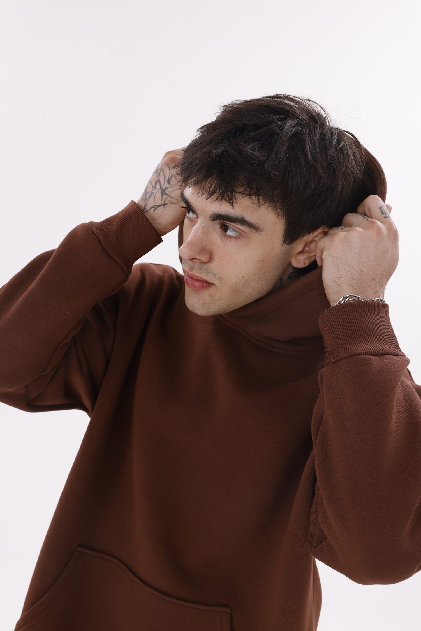 Rudas didelis paprastas džemperis su gobtuvu